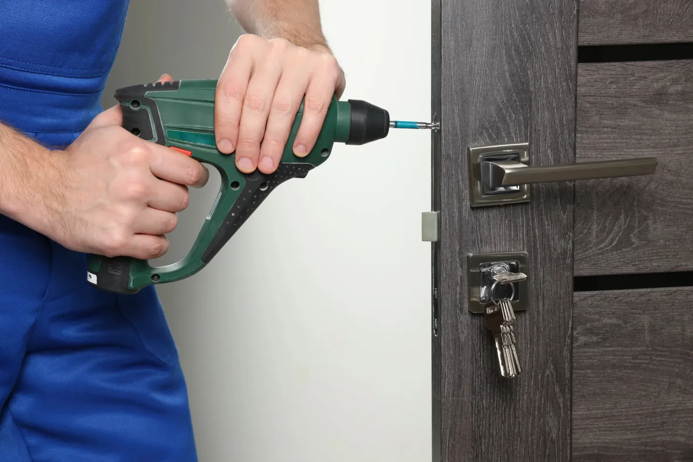 Serrurier ouvrant une porte d'appartement bloquée à Noisy-le-Sec à l'aide d'outils de déblocage